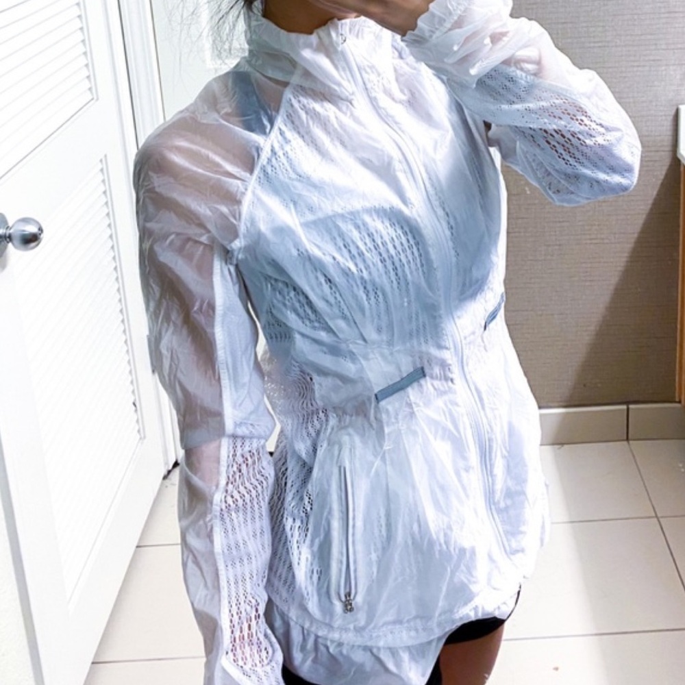 Lululemon Run Lightweight Wind Rain Mesh Lace Back
Jacket White, Size 4